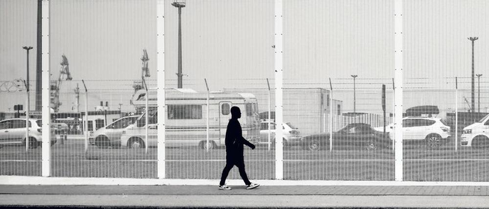„Ich war drinnen, sie waren draußen“. Eine Szene aus Calais. Das Foto stammt aus Johny Pitts’ Buch „Afropäisch“.