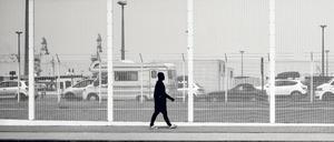 „Ich war drinnen, sie waren draußen“. Eine Szene aus Calais. Das Foto stammt aus Johny Pitts’ Buch „Afropäisch“.