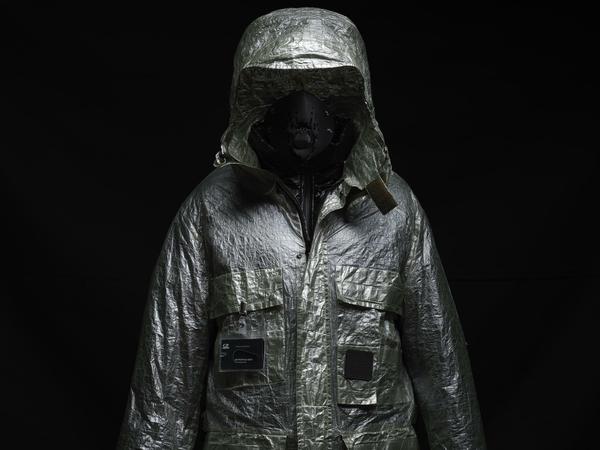 Diese Jacke wirkt nicht nur dystopisch, sie ist auch mit Mundschutz für schlechte Zeiten ausgestattet.