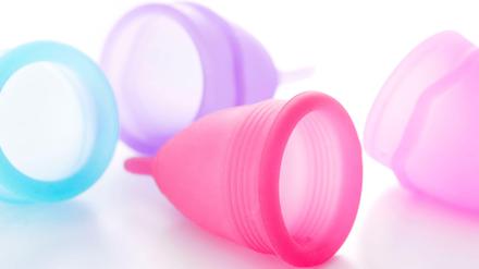 Wer die Menstruationstasse benutzt, kann Menge und Farbe seiner Blutung leichter beobachten.