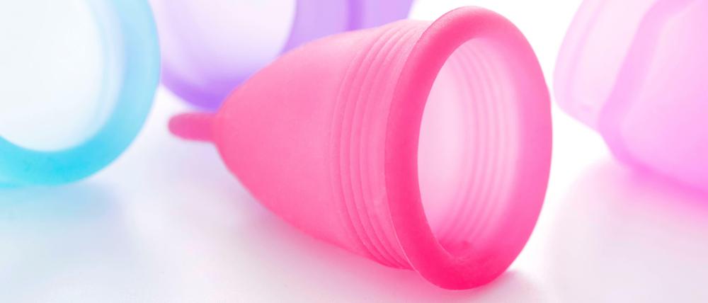 Wer die Menstruationstasse benutzt, kann Menge und Farbe seiner Blutung leichter beobachten.