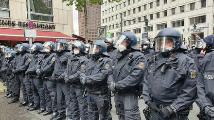 Die Polizei bildet in der Ebertstraße einen Kessel rund um den „Querdenker“-Protestzug.