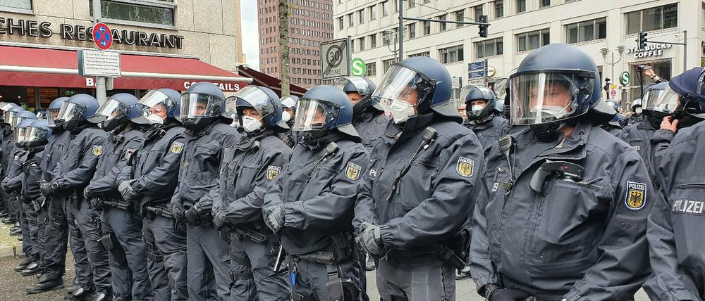 Die Polizei bildet in der Ebertstraße einen Kessel rund um den „Querdenker“-Protestzug.