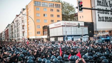 Revolutionäre 1. Mai-Demo-Berlin 2020 an der Ecke Revaler Straße, Warschauer Straße in Friedrichshain.