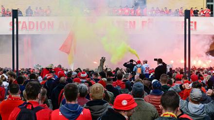 Die Fans des 1. FC Union feiern vor dem Stadion. 