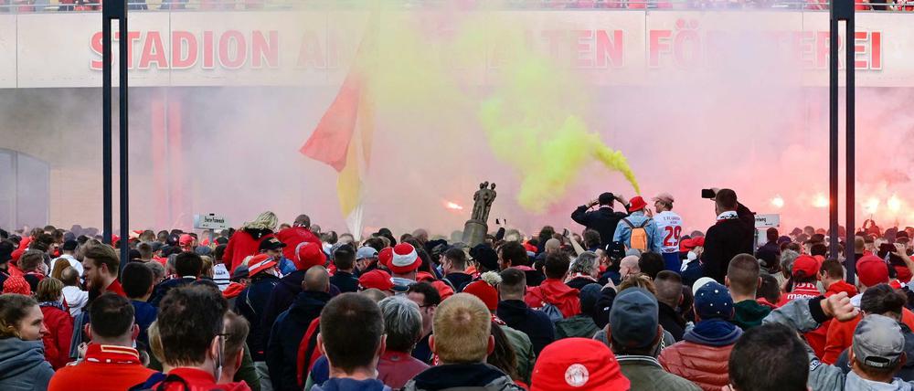 Die Fans des 1. FC Union feiern vor dem Stadion.