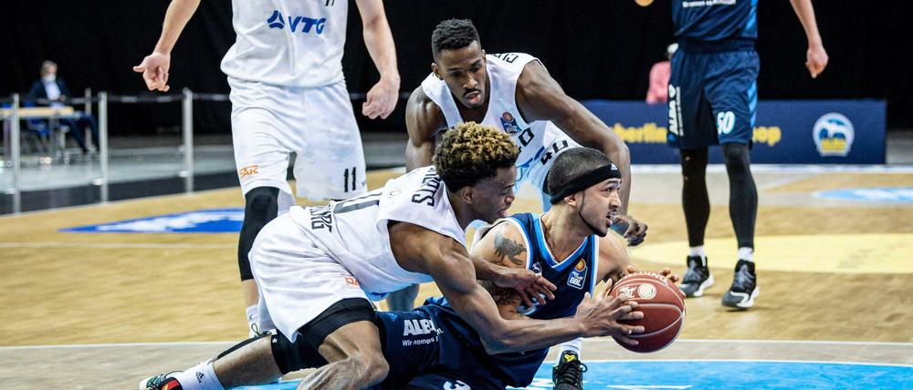 Kampf um jeden Zentimeter. Peyton Siva gegen Hamburgs TJ Shorts.