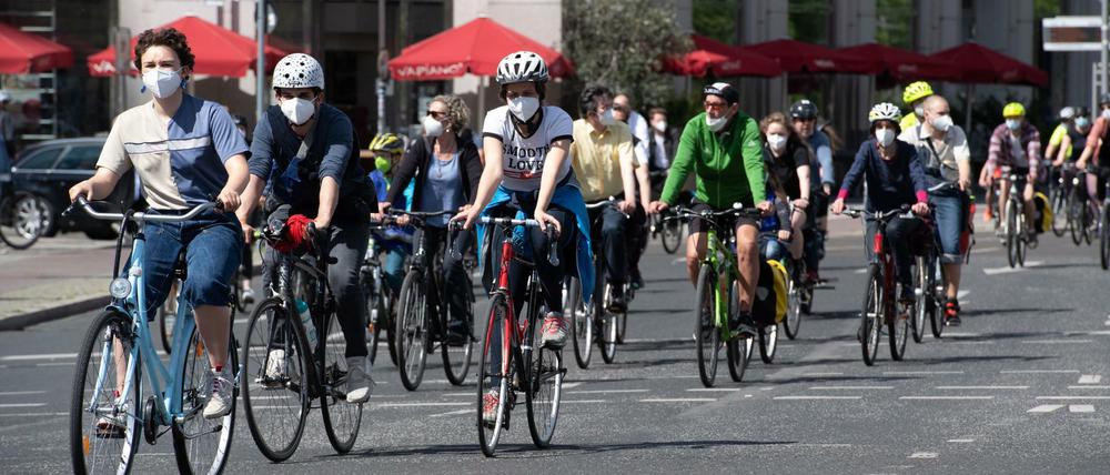 Teilnehmer der Fahrraddemonstration "A100 stoppen - für ein lebenswertes Berlin" fahren über den Potsdamer Platz. Veranstalter des Protestzuges sind unter anderem der ADFC Berlin, Fridays for Future und Changing Cities.