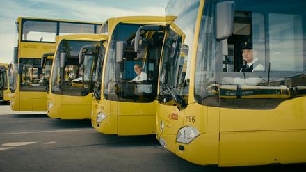 Da warten sie und singen - die Fahrerinnen und Fahrer der BVG.
