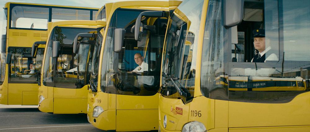 Da warten sie und singen - die Fahrerinnen und Fahrer der BVG.
