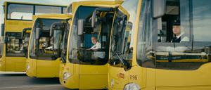 Da warten sie und singen - die Fahrerinnen und Fahrer der BVG.