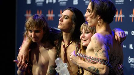 Gitarrist Thomas (l-r), Gitarrist Ethan, Bassistin Victoria und Sänger Damiano und von der Band ·Maneskin· (Italien) freuen sich nach dem Gewinn des Eurovision Song Contest (ESC) während eines Photocalls. 