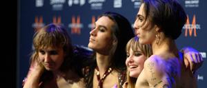 Gitarrist Thomas (l-r), Gitarrist Ethan, Bassistin Victoria und Sänger Damiano und von der Band ·Maneskin· (Italien) freuen sich nach dem Gewinn des Eurovision Song Contest (ESC) während eines Photocalls. 