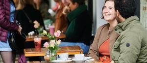 Menschen im Straßencafé am Weinbergsweg in Berlin-Mitte.
