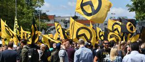 Hauptsache Fahne: Anhänger der rechtsextremen «Identitären Bewegung» bei einem Aufmarsch. Ein Lehrer der Freien Schule in Berlin-Mahlsdorf soll in der Organisation Mitglied gewesen sein.
