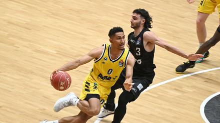 Sprint ins Halbfinale: Maodo Lo (links) gewann mit Alba auch das dritte Spiel gegen Hamburg (links Max DiLeo).