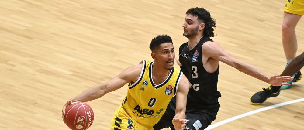 Sprint ins Halbfinale: Maodo Lo (links) gewann mit Alba auch das dritte Spiel gegen Hamburg (links Max DiLeo).