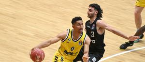 Sprint ins Halbfinale: Maodo Lo (links) gewann mit Alba auch das dritte Spiel gegen Hamburg (links Max DiLeo).