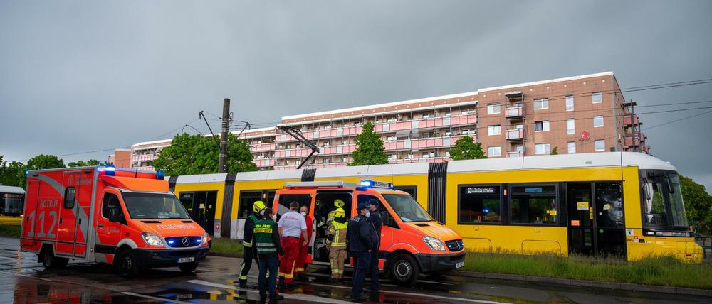 Ein Fußgänger ist in Berlin-Hellersdorf von einer Straßenbahn erfasst worden und ums Leben gekommen.