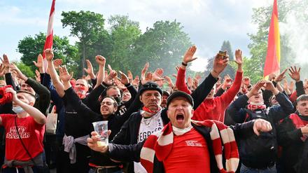 Mehr als 2000 Fans feierten dicht gedrängt und weitgehend ohne Maske auf dem Parkplatz vor dem Stadion.