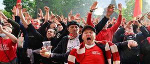 Mehr als 2000 Fans feierten dicht gedrängt und weitgehend ohne Maske auf dem Parkplatz vor dem Stadion.