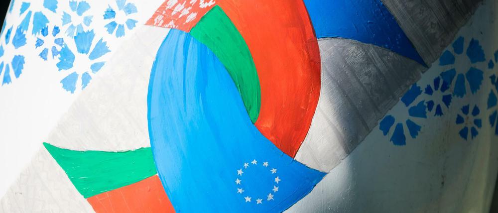 Trügerisches Bild: Die rot-grüne Nationalflagge von Belarus eng verschlungen mit der EU-Flagge vor der belarusischen Botschaft in Berlin.