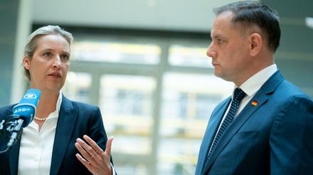 Alice Weidel, Fraktionsvorsitzende der AfD im Bundestag, und Parteichef Tino Chrupalla (am 5. Mai 2021 in Berlin)