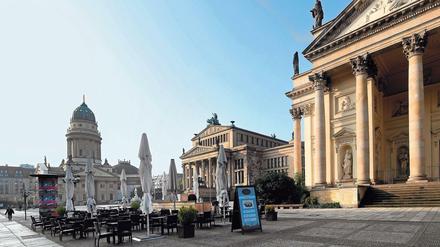 Berlin Mitte Gendarmenmarkt mit Deutschem Dom, Konzerthaus, einst Schauspielhaus genannt, und Französischem Dom.