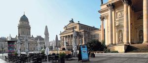 Berlin Mitte Gendarmenmarkt mit Deutschem Dom, Konzerthaus, einst Schauspielhaus genannt, und Französischem Dom.