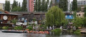 Kunstaktivisten lassen am Sonntag ein Schlauchboot auf der Spree kentern.