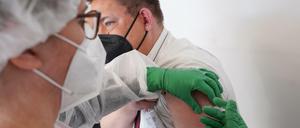 Ein Mann erhält seine Erstimpfung.