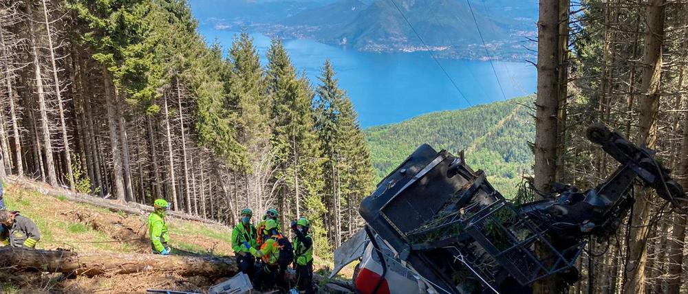 Retter arbeiten am Wrack einer Gondel in der Nähe des Gipfels der Stresa-Mottarone-Linie in Norditalien.