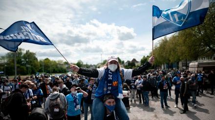 Bochum-Fans feiern auf einem Parkplatz vor dem Vonovia Ruhrstadion.
