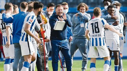 Trainer Pal Dardai (Mi.) und sein Team wollen ein letztes Mal in dieser Saison jubeln. 
