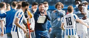 Trainer Pal Dardai (Mi.) und sein Team wollen ein letztes Mal in dieser Saison jubeln. 