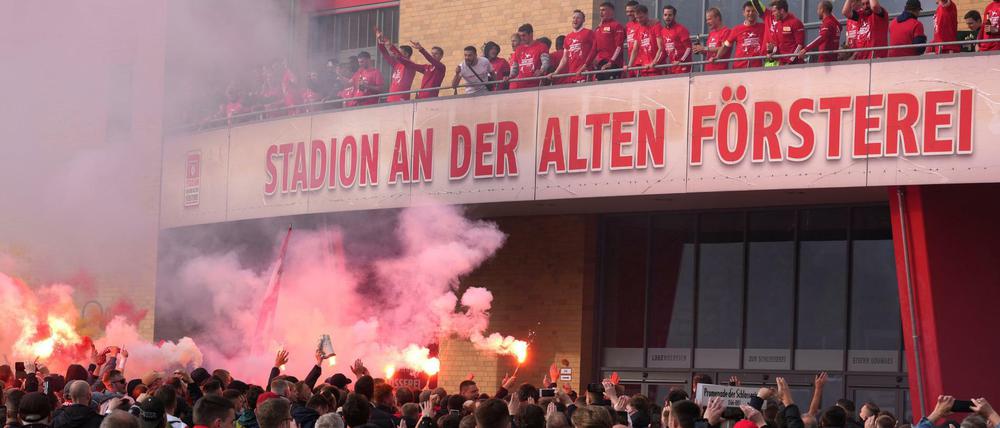 Feuerwerk der guten Laune. Da hätten Masken nur gestört.