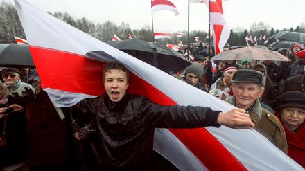 Roman Protassewitsch (M), Oppositionsaktivist und Blogger, nimmt an einer Kundgebung der Opposition in Minsk teil. (Archivbild)