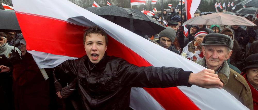 Roman Protassewitsch (M), Oppositionsaktivist und Blogger, nimmt an einer Kundgebung der Opposition in Minsk teil. (Archivbild)