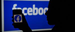 Online-Plattformen wie Facebook sollen nach dem Willen der EU-Kommission künftig strikter gegen Desinformation vorgehen.