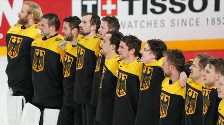 Die Deutsche Mannschaft wartet nach dem Erfolg gegen Kanada gemeinsam auf die Siegerehrung. 