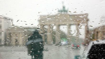Schauer, Gewitter und höchstens 16 Grad: Die Sonne lässt in Berlin weiter auf sich warten.