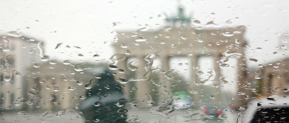 Schauer, Gewitter und höchstens 16 Grad: Die Sonne lässt in Berlin weiter auf sich warten.
