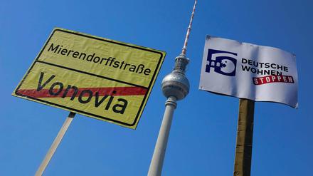 Feindbilder. Menschen demonstrieren gegen "Verdrängung und Mietenwahnsinn" auf dem Alexanderplatz.