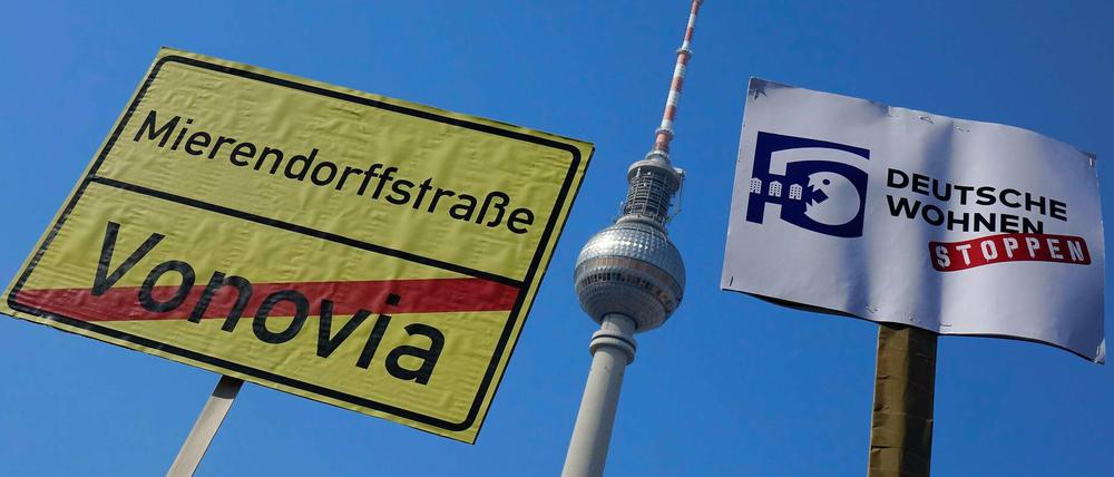 Feindbilder. Menschen demonstrieren gegen "Verdrängung und Mietenwahnsinn" auf dem Alexanderplatz.