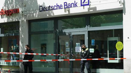 Polizei steht am Ort eines Raubüberfalls auf eine Bank in den Gropius Passagen in Neukölln. 