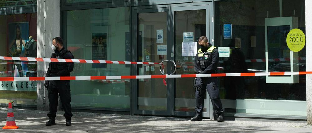 Polizei steht am Ort eines Raubüberfalls auf eine Bank in den Gropius Passagen in Neukölln.