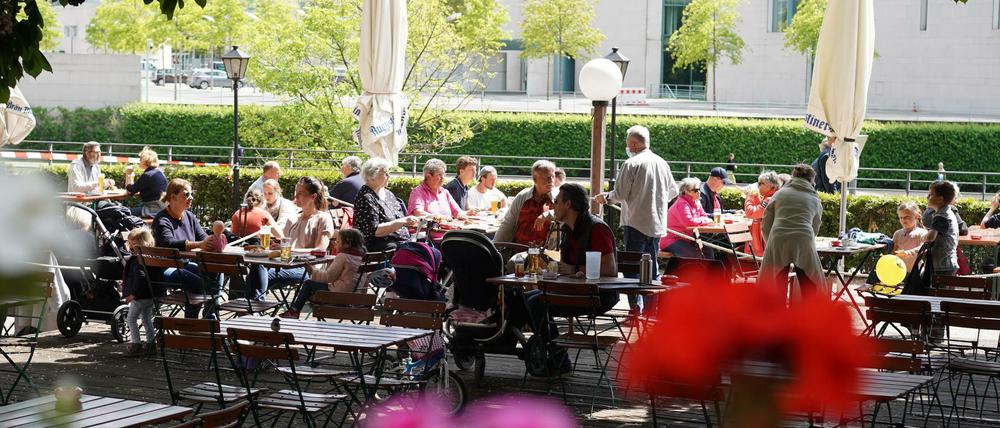 Die Berliner können endlich wieder in die Bars und Biergärten.