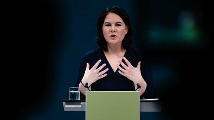 Die Grünen-Vorsitzende Annalena Baerbock gibt eine Pressekonferenz.