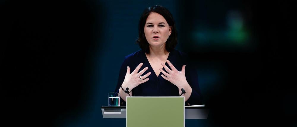 Die Grünen-Vorsitzende Annalena Baerbock gibt eine Pressekonferenz.