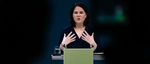 Die Grünen-Vorsitzende Annalena Baerbock gibt eine Pressekonferenz.
